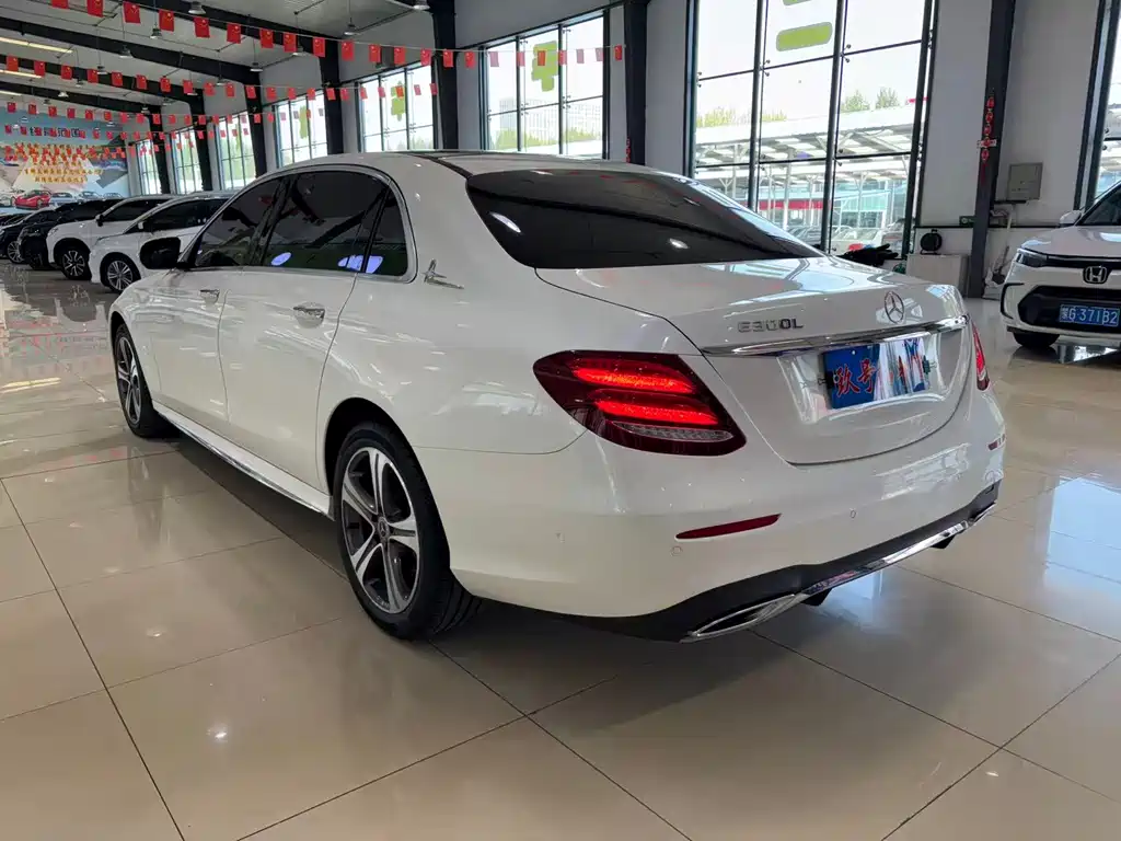 Mercedes-Benz E-Class — миниатюра 8