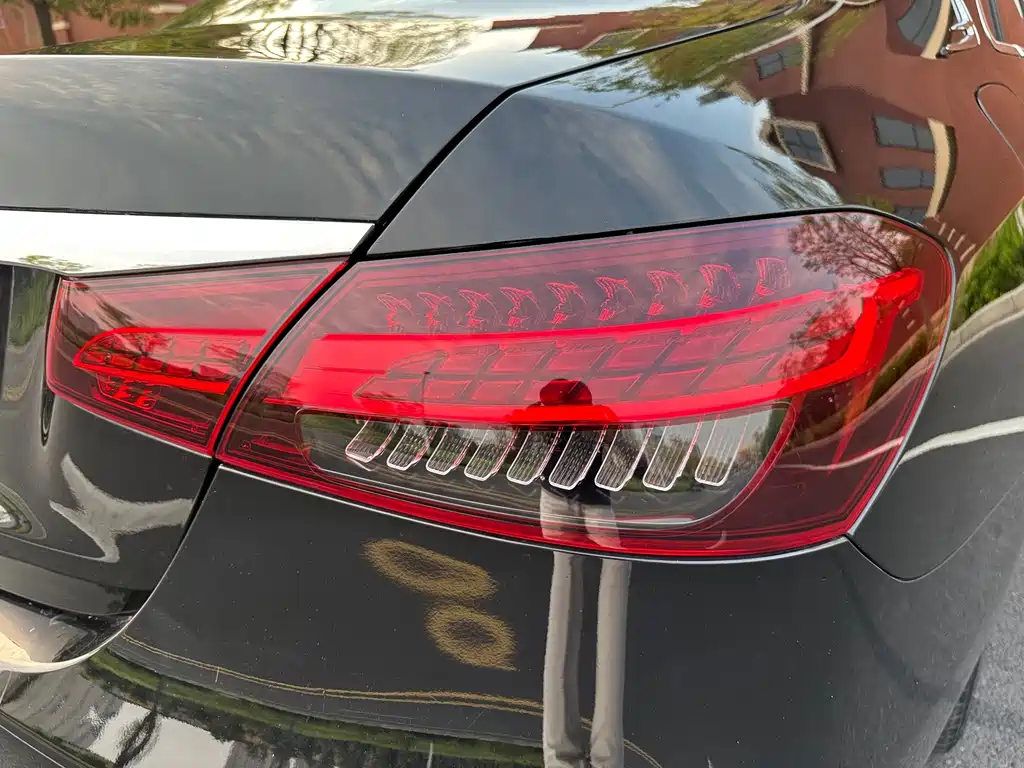 Mercedes-Benz E-Class — миниатюра 11