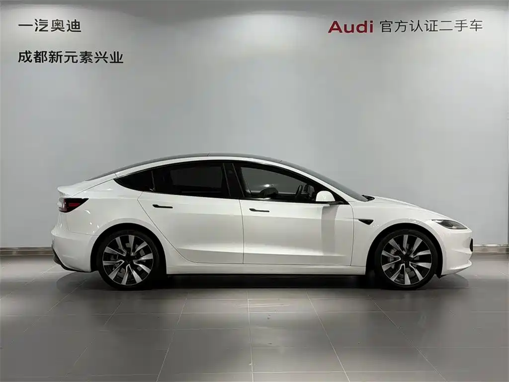 Tesla Model 3 — миниатюра 3