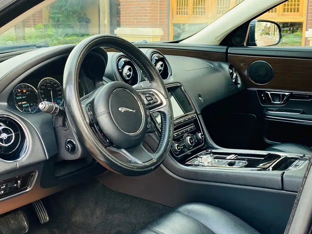 Jaguar XJ — миниатюра 11