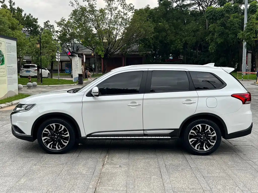 Mitsubishi Outlander — миниатюра 7