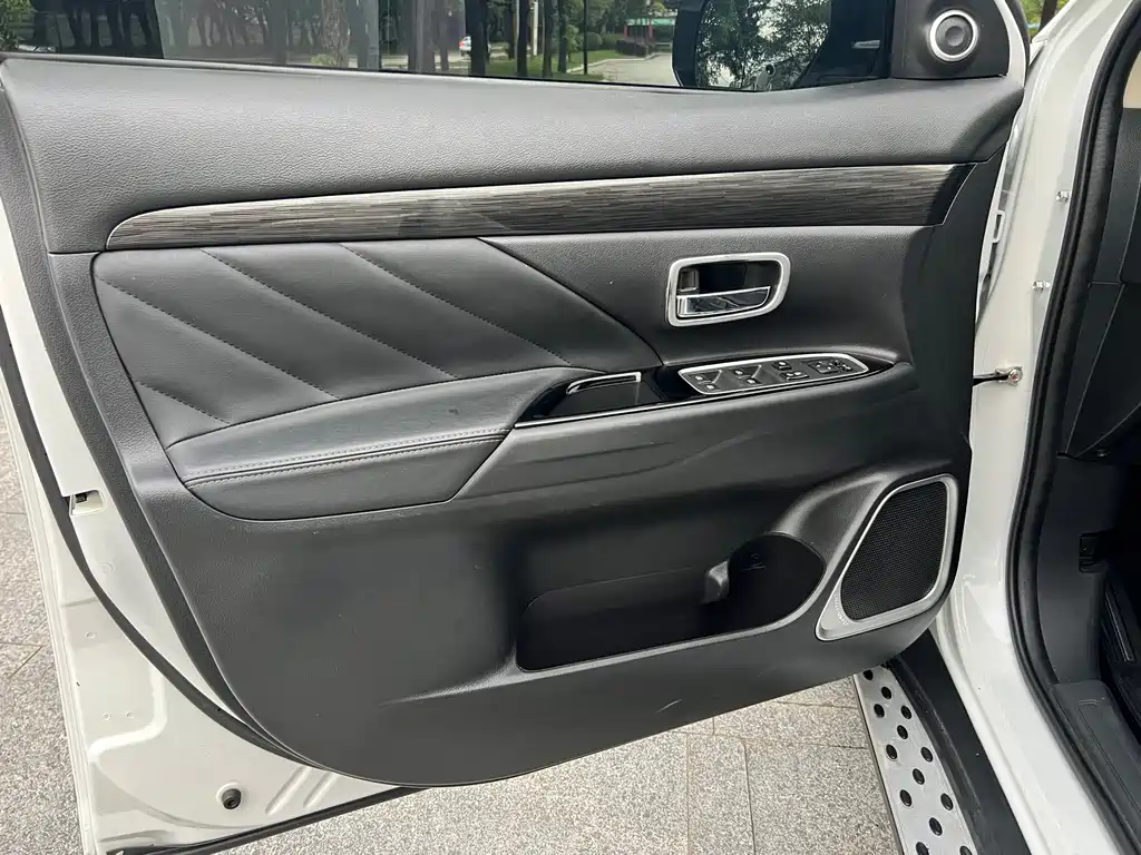 Mitsubishi Outlander — миниатюра 16