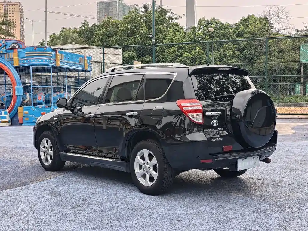 Toyota RAV4 — миниатюра 7