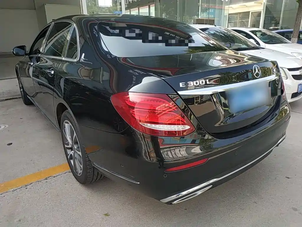 Mercedes-Benz E-Class — миниатюра 5