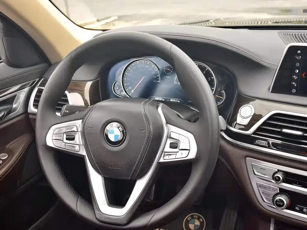 BMW 7 Series — миниатюра 8