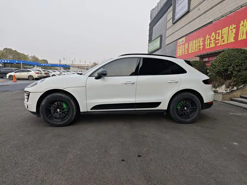 PORSCHE MACAN