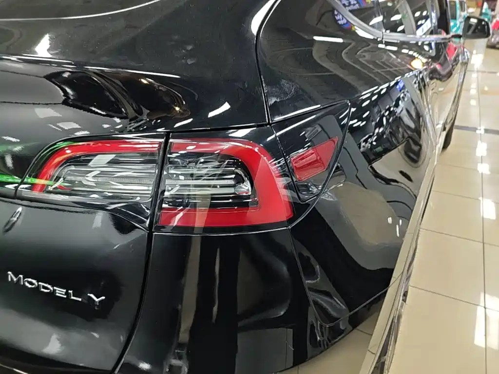 Tesla Model Y — миниатюра 8