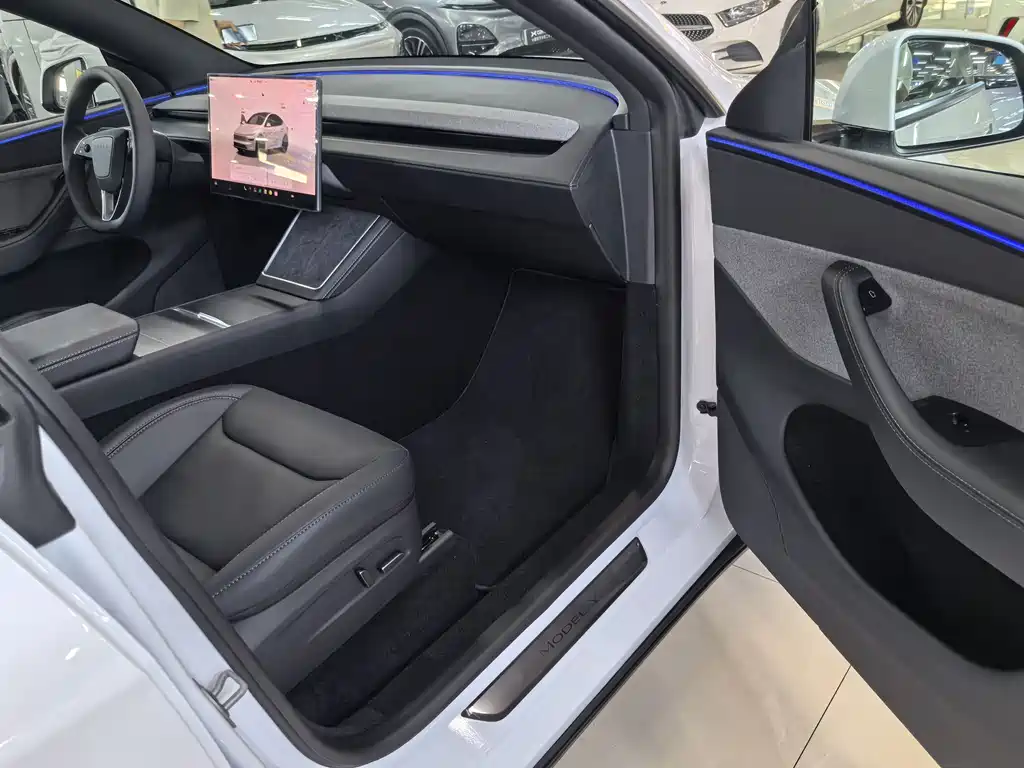 Tesla Model Y — миниатюра 10