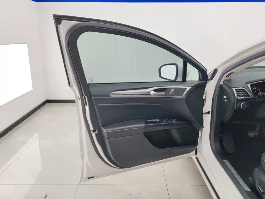 Ford Mondeo — миниатюра 7