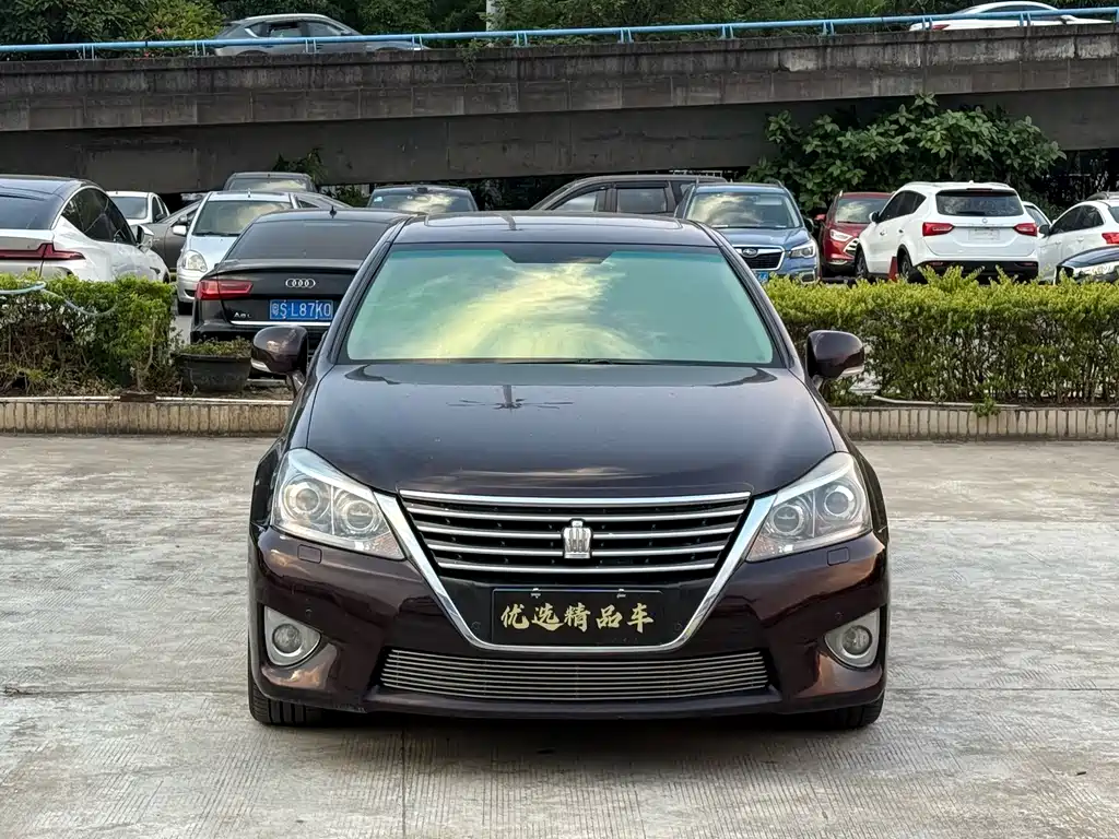 Toyota Crown — миниатюра 2