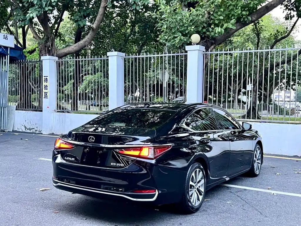 Lexus ES — миниатюра 8