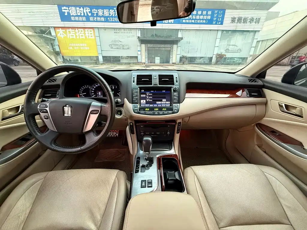 Toyota Crown — миниатюра 7