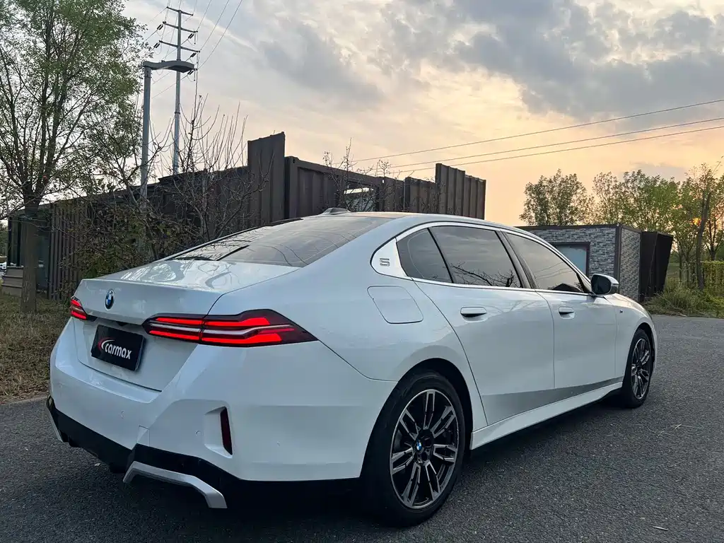 BMW 5 Series — миниатюра 8