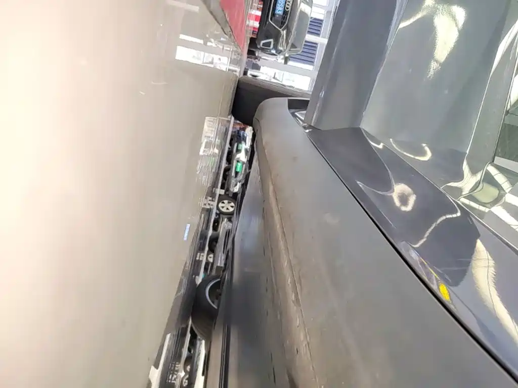 Tesla Model Y — миниатюра 21