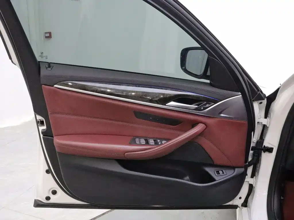 BMW 5 Series — миниатюра 10