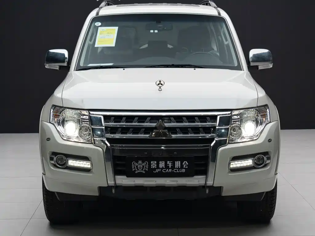 Mitsubishi Pajero (Import) — миниатюра 4
