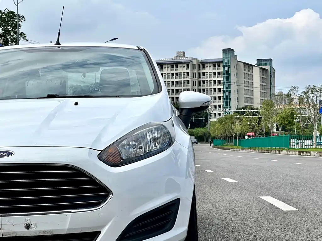 Ford Fiesta 2013 1.5L MT