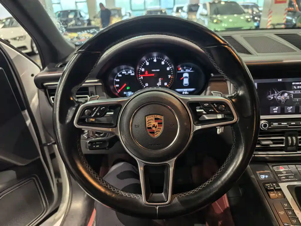 Porsche Macan — миниатюра 7