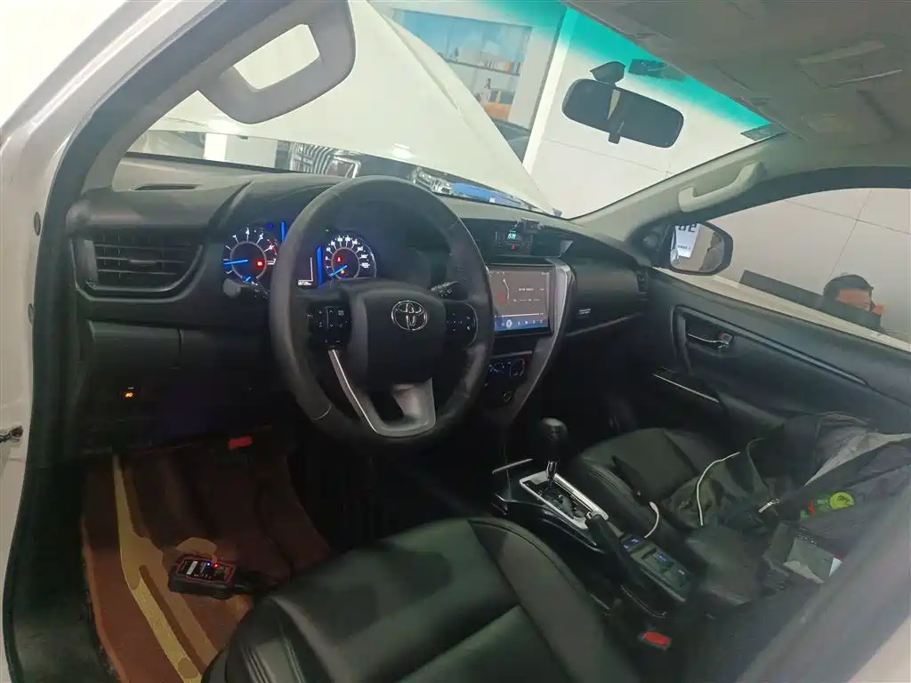 Toyota Fortuner — миниатюра 10