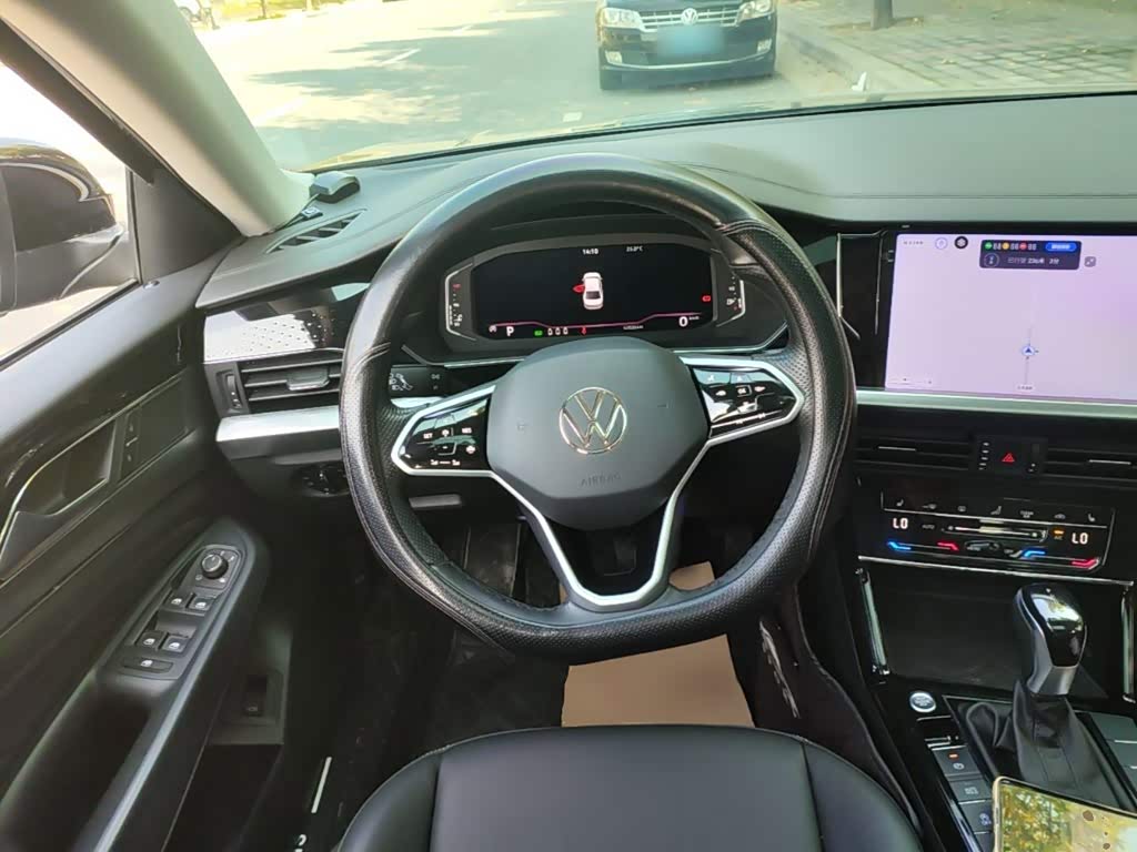 Volkswagen Passat 1.4 л 2023 г. Чёрный, пробег 42000 км