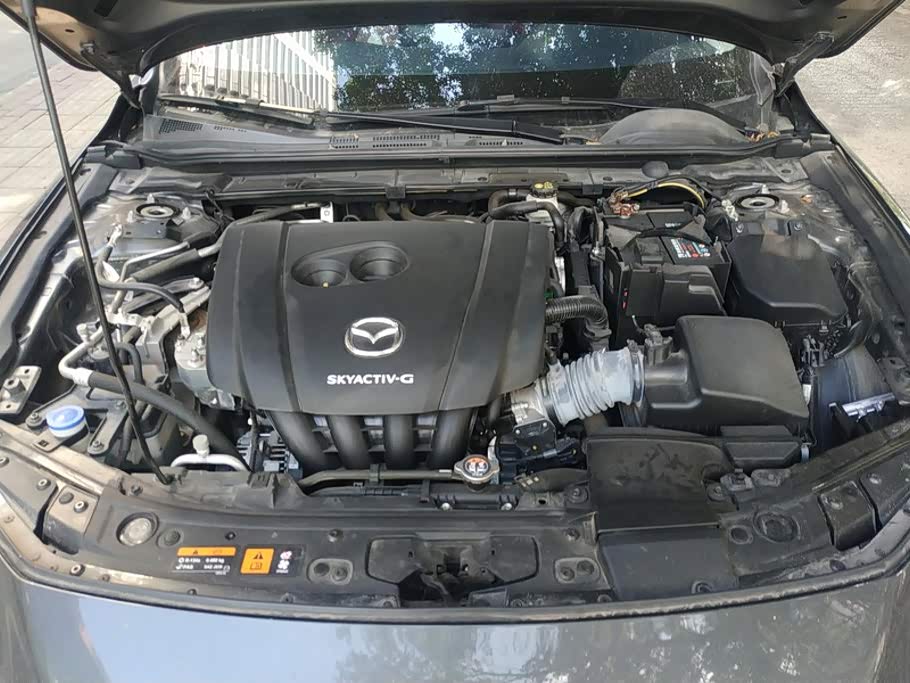 Mazda Mazda3 Axela 2.0 л 2024 г. Серебристо-серый, пробег 30900 км