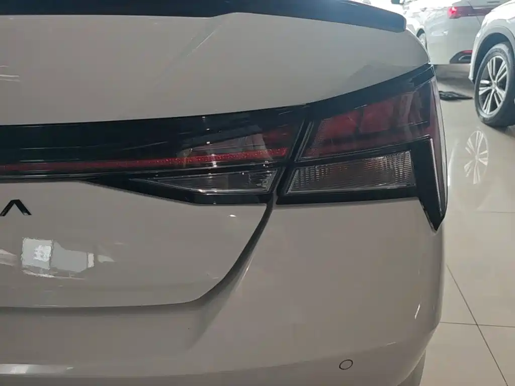 Hyundai Elantra — миниатюра 8