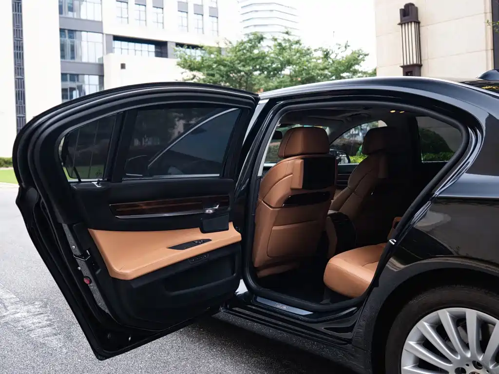 BMW 7 Series — миниатюра 11