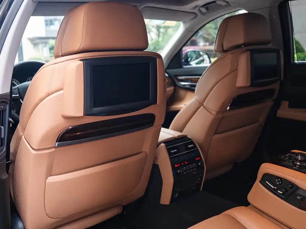 BMW 7 Series — миниатюра 12