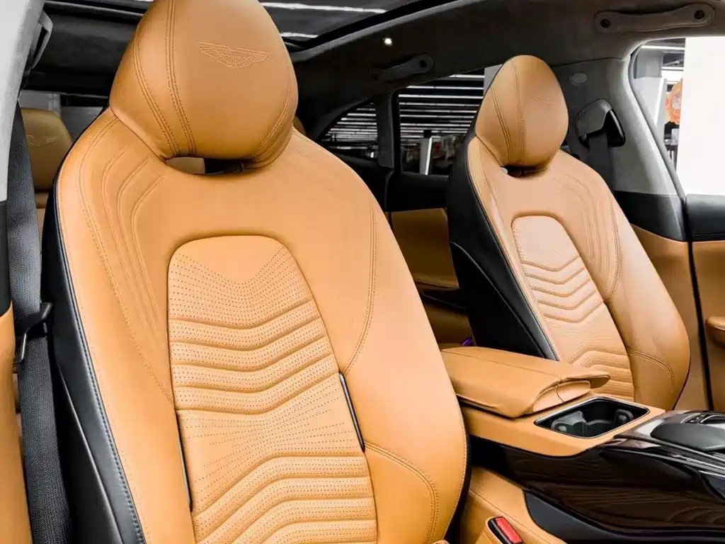 Aston Martin DBX — миниатюра 10