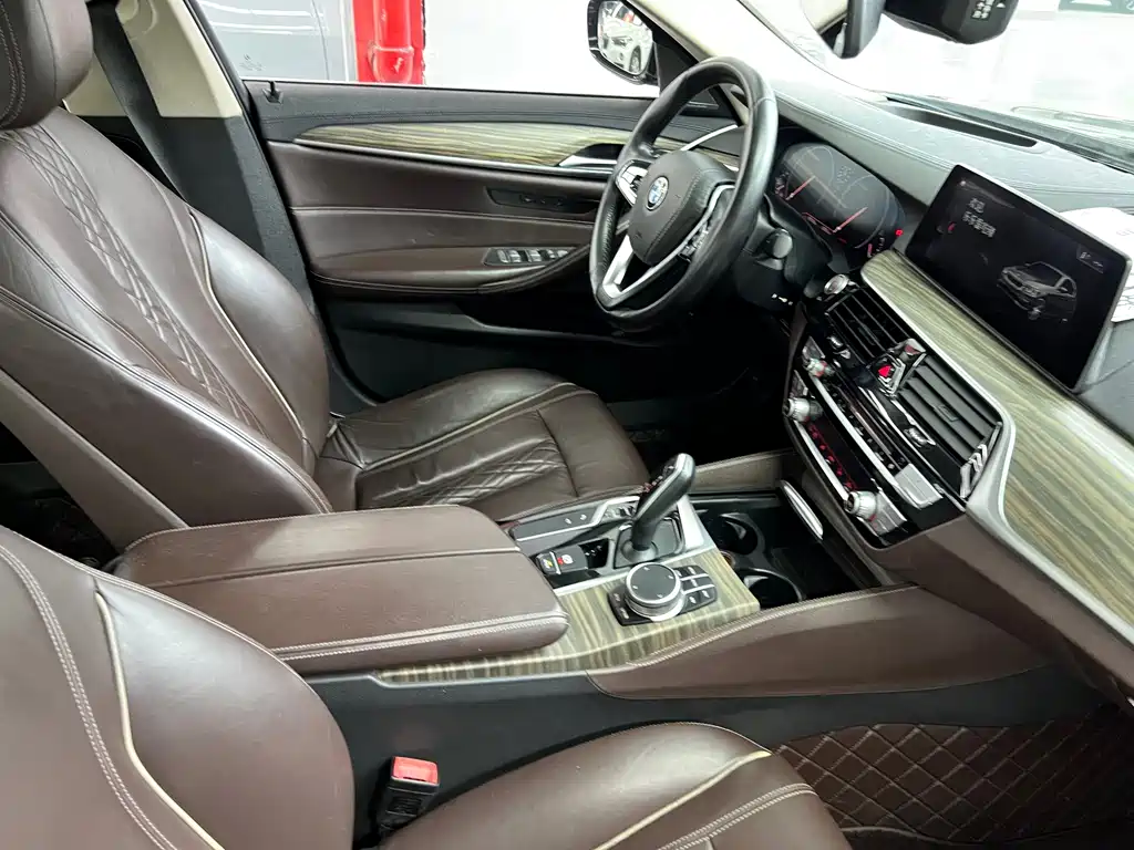 BMW 5 Series — миниатюра 14