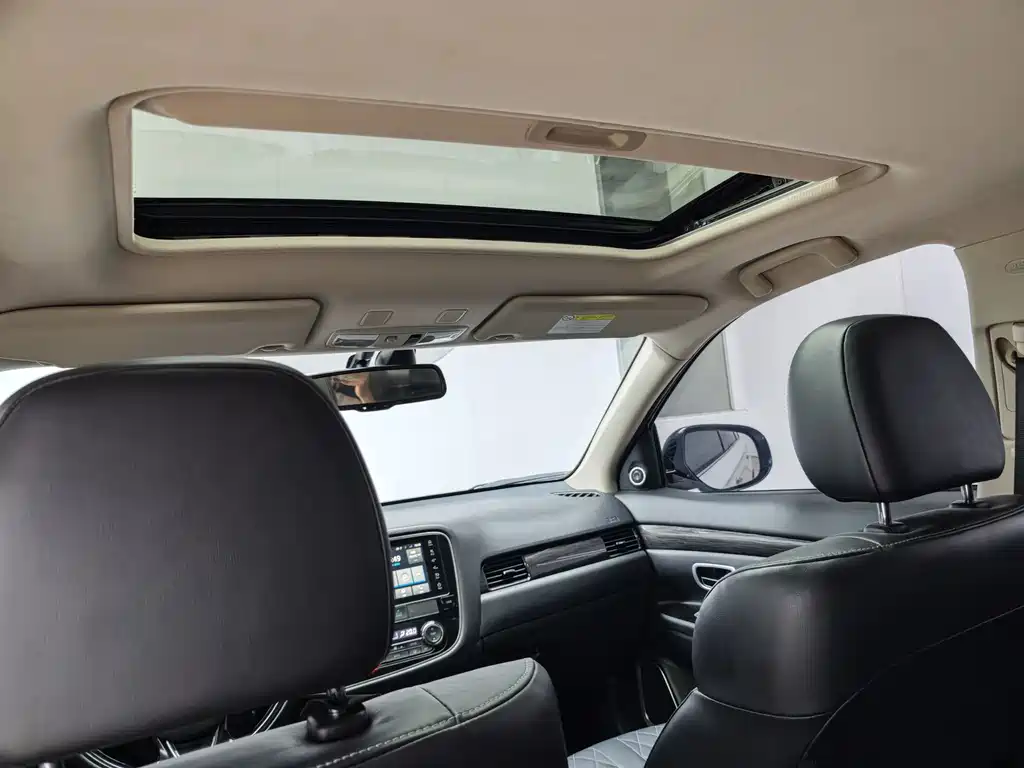 MITSUBISHI OUTLANDER