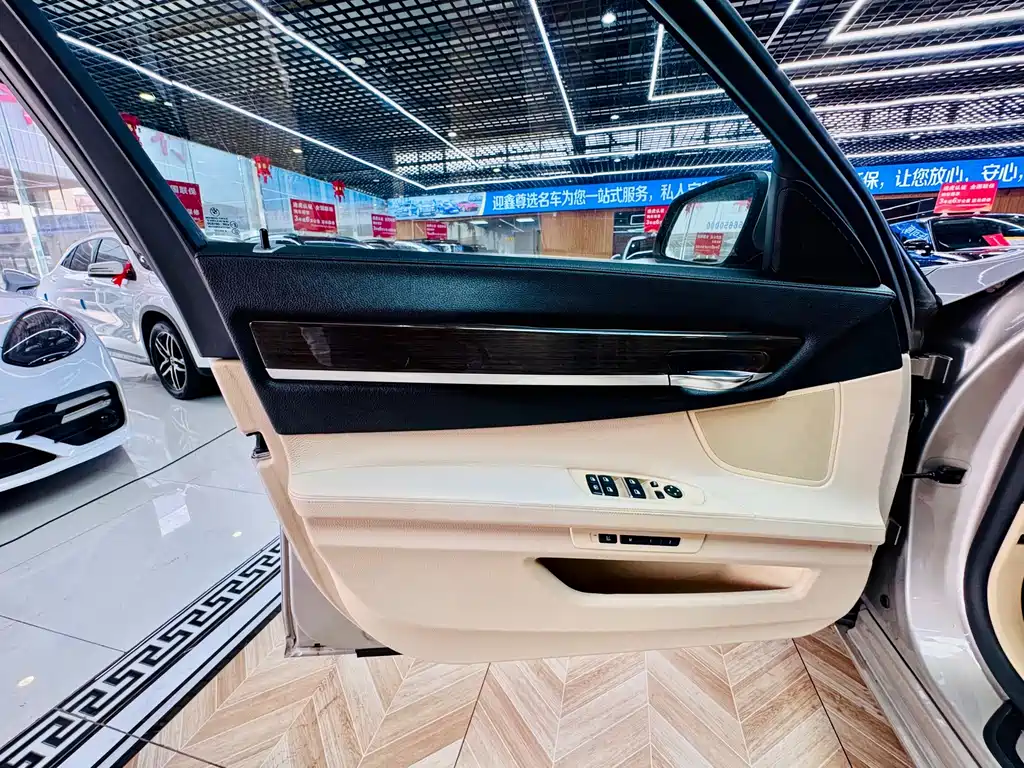 BMW 7 Series — миниатюра 8