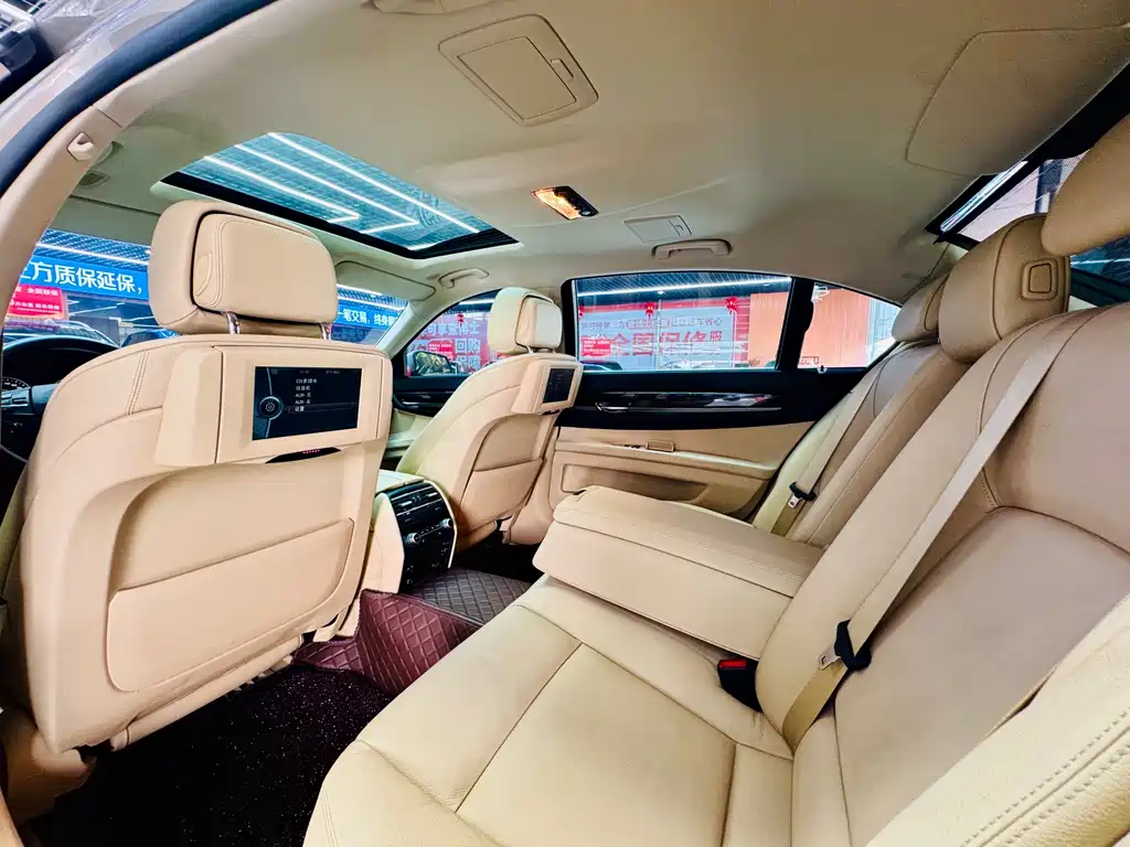BMW 7 Series — миниатюра 11