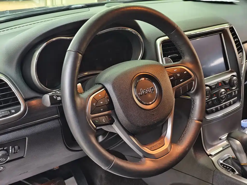 Jeep Grand Cherokee (Import) — миниатюра 5