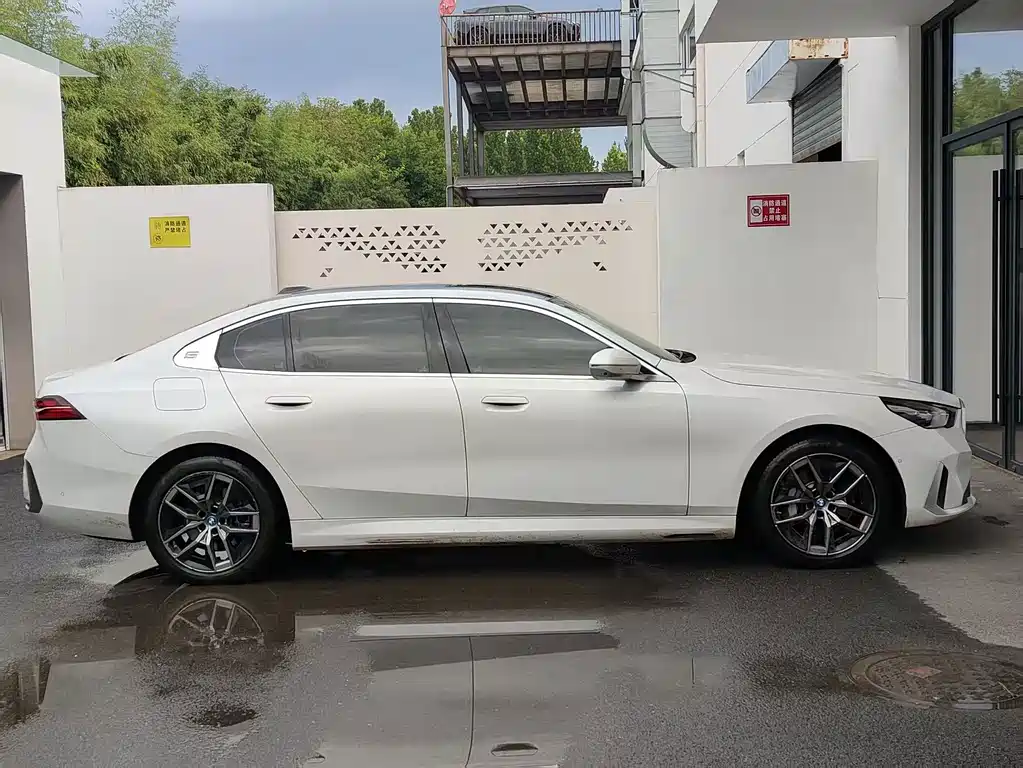 BMW i5 — миниатюра 7