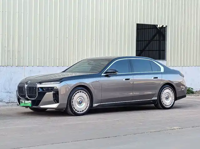 BMW i7
