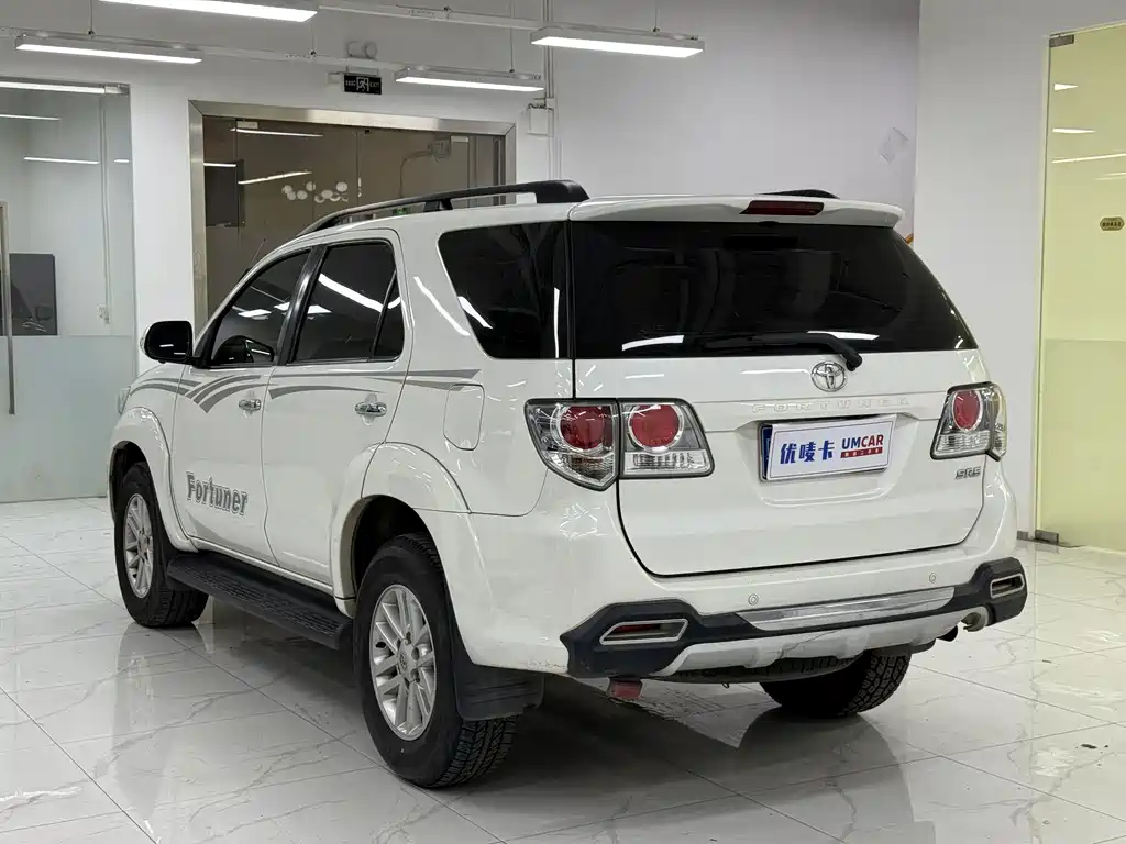 Toyota Fortuner — миниатюра 4
