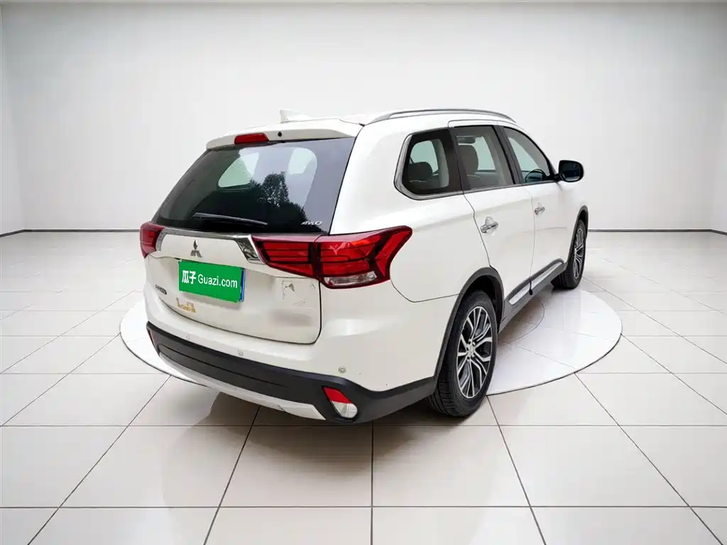 Mitsubishi Outlander 2018 2.4L Elite 5 мест