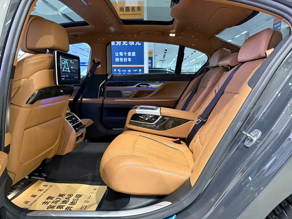 BMW 7 Series — миниатюра 9