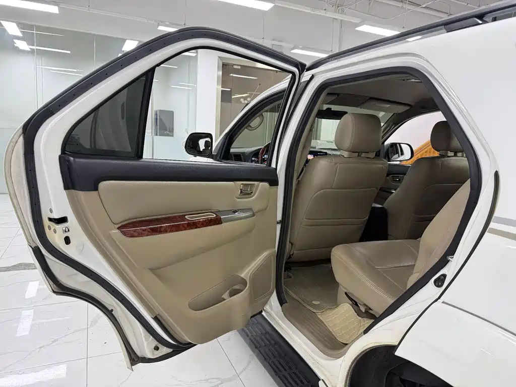 Toyota Fortuner — миниатюра 13