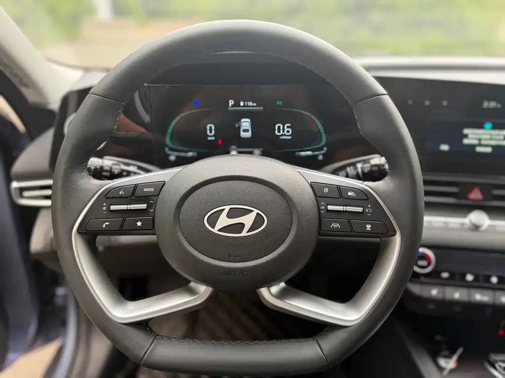 Hyundai Elantra 2023 — фото 23