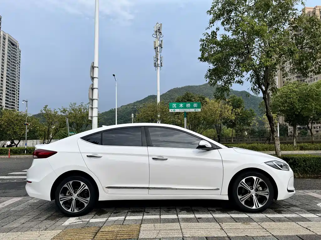 Hyundai Elantra — миниатюра 13