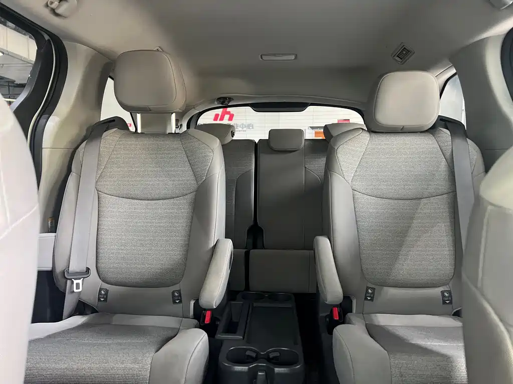 Toyota Sienna — миниатюра 8