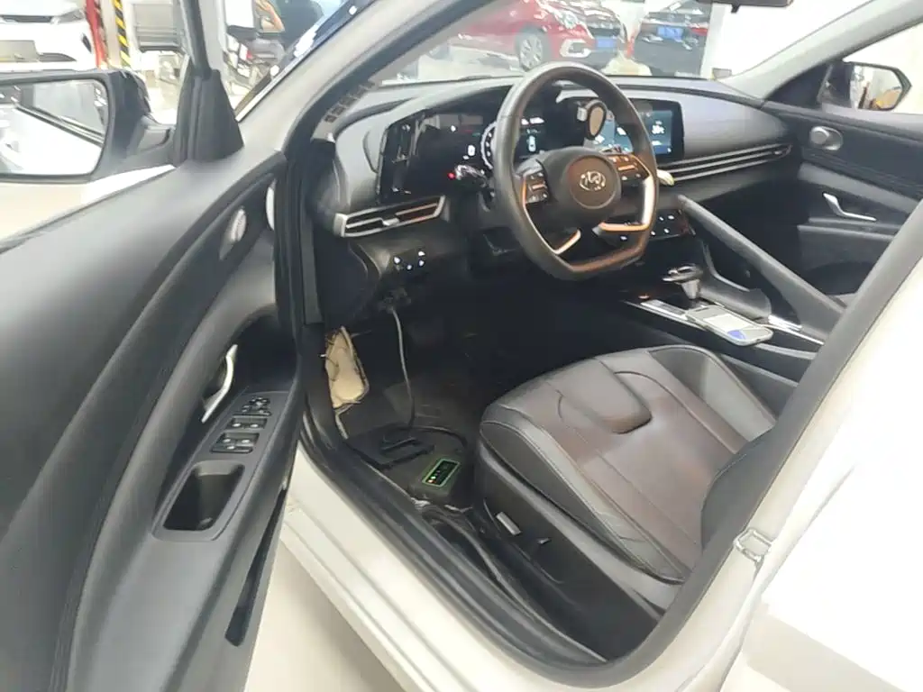 Hyundai Elantra — миниатюра 16