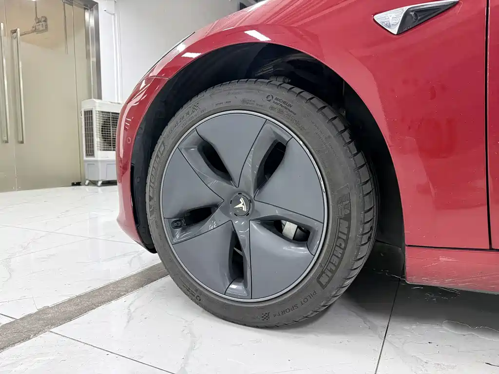 Tesla Model 3 — миниатюра 7