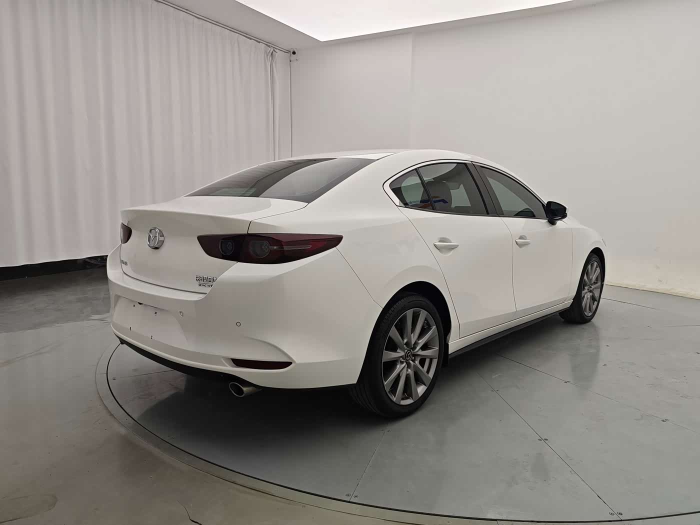Mazda Mazda3 Axela 2.0 л 2021 г. Белый, пробег 28000 км