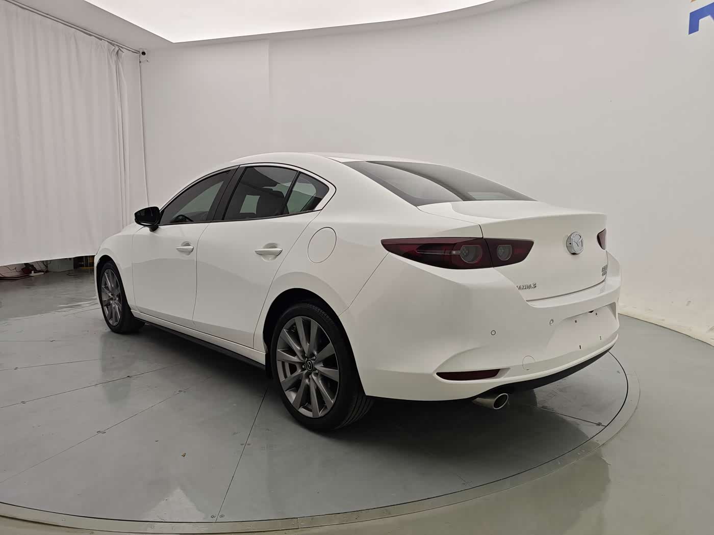 Mazda Mazda3 Axela 2.0 л 2021 г. Белый, пробег 28000 км