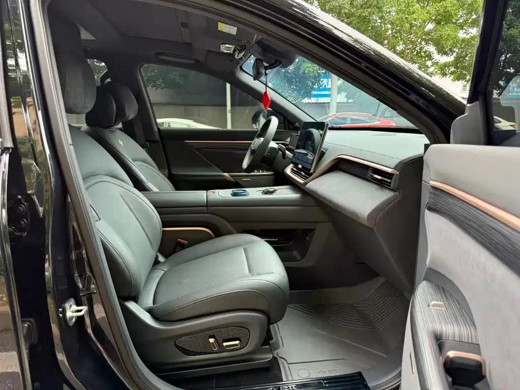 Dongfeng eπ008 2025 210Max 6 мест