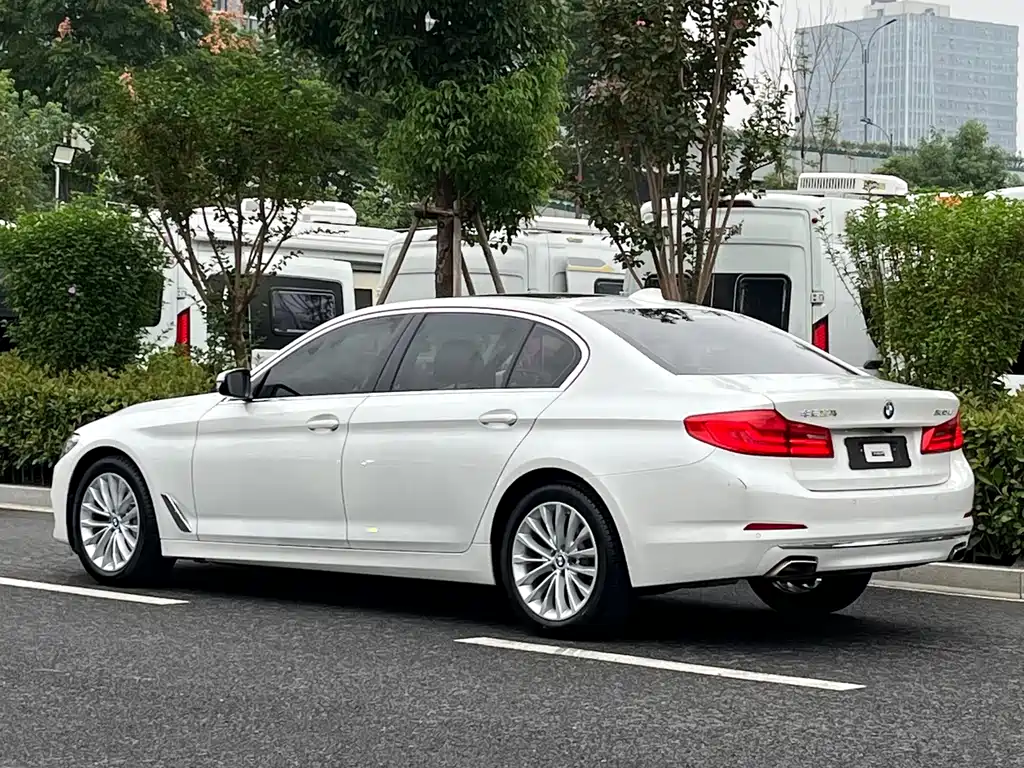 BMW 5 Series — миниатюра 4