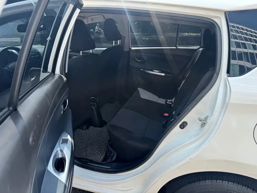 Toyota Yaris L — миниатюра 5